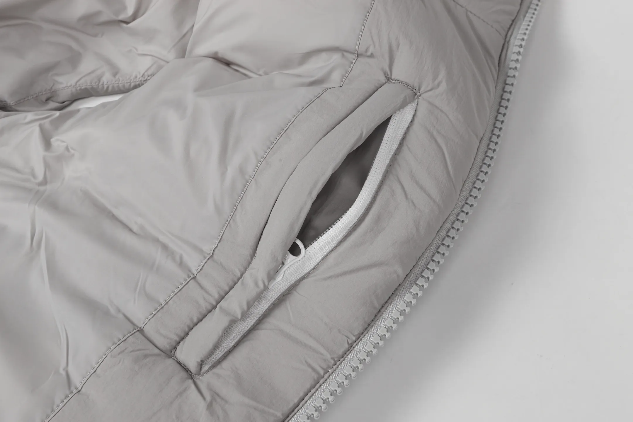 P480 CANADA GOOSE/PASTELS capsule white label series down vest The white label series is a capsule limited series and the most popular PASTELS series this year. The chest labels are all white badges with pure silicone texture. The pattern has a strong contrast between concave and convex. The topographic map of Canada on the badge is lifelike. The plastic material used for currency logos on the market is very hard to the touch! Our original independent order accessories are all custom-made original accessories. The imported YKK zipper has correct teeth and the zipper teeth are very thick. The zipper webbing logo is printed with three M fluorescent colors and the original custom-made washed logo. The placket webbing and wiring details are all restored. Color: Black Pure White Light Pink Khaki Moonlight Gray Size: XS S M L XL